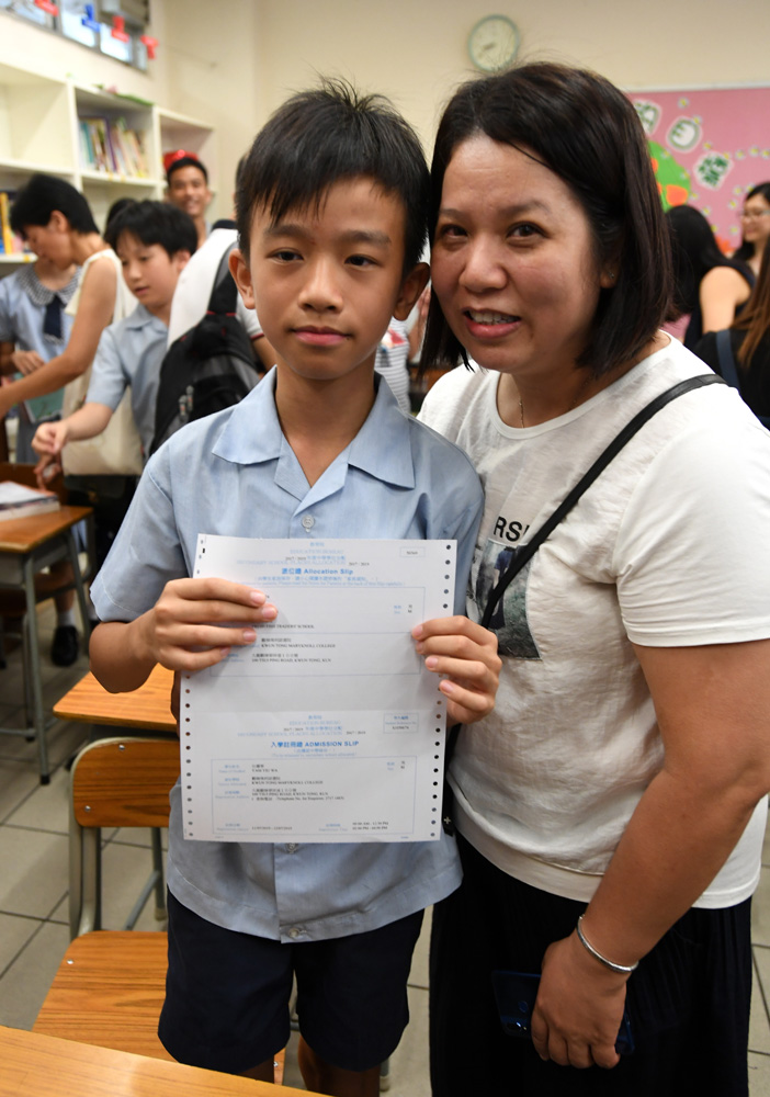 　　圖：任耀華（左）表示，母親會在考試前給他安排補習，令數學考試成績不斷攀升　大公報記者林良堅攝