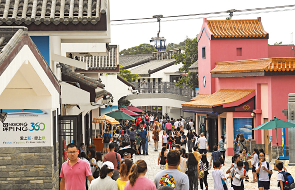 　　圖：沿昂坪市集步行至昂坪廣場後，再行約20分鐘即可到達「心經簡林」