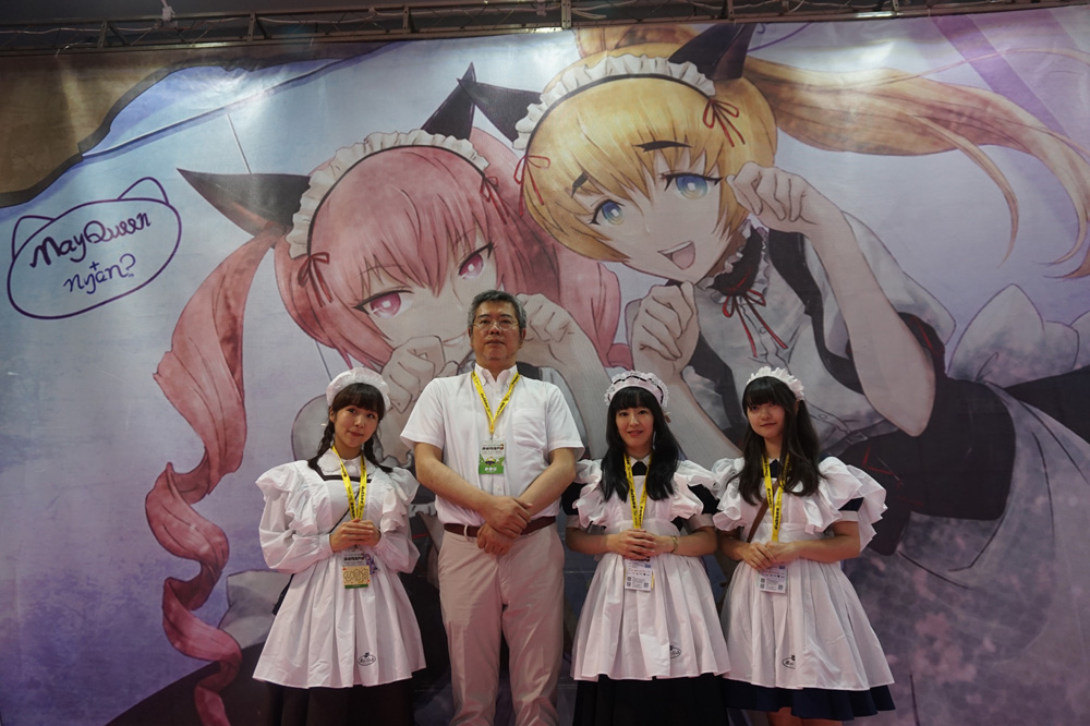 　　圖：橫山隆俊與3位「女僕」員工/大公報記者胡永愛攝