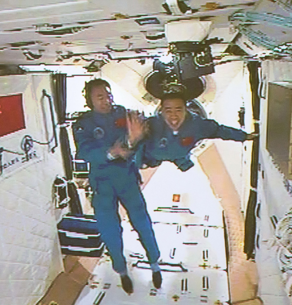 　　圖：航天員景海鵬（左）和陳冬進入天宮二號實驗艙\資料圖片