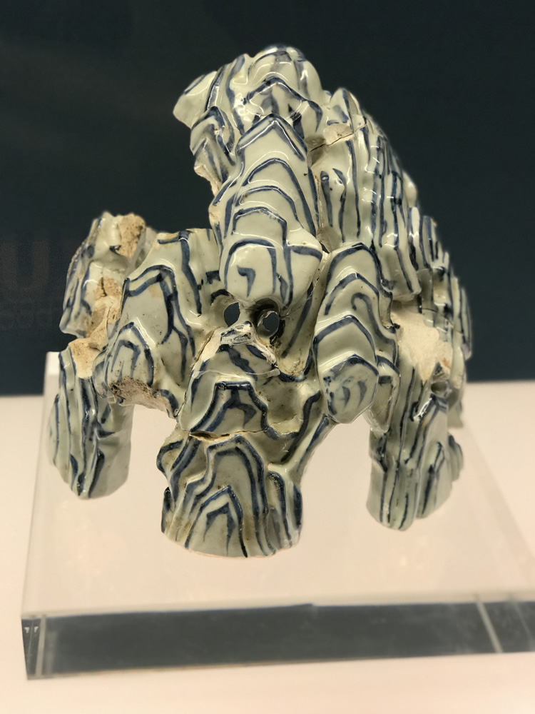　　圖：青花博山爐，景德鎮遺址出土，博山爐屬於「空白期」較為有代表性的器型