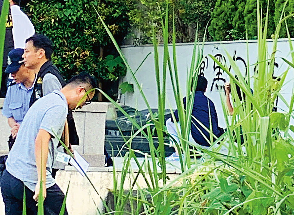 　　圖：警員到遭刑毀墳場調查\大公報記者黃俊華攝