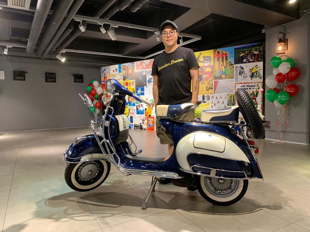 　　圖：車迷展示他的古董綿羊Vespa VBB，這台無油表、手動擋車產於1950至1960年間，年份和型號都屬經典，駕駛時要根據行車里數判斷油量，經歷任車主改裝，仍保留品牌初期的浪漫味道