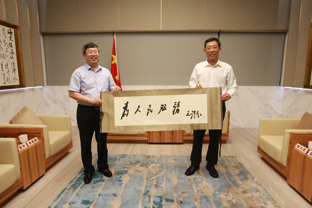 　　圖：鄭州大學校長劉炯天（左）一行25日到訪大公文匯集團，與集團董事長姜在忠座談交流