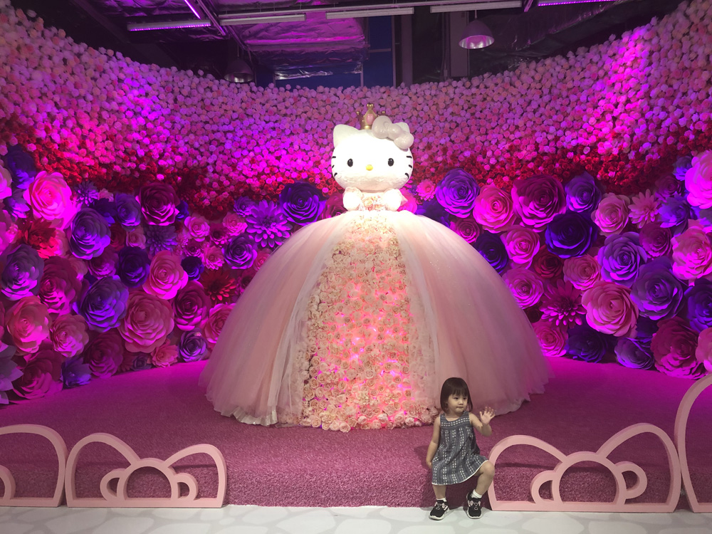 　　圖：夢幻花海裙：3米高的Kitty穿上星級設計師Pius Cheung為活動設計的蛋糕主題紗裙，猶如百變女王