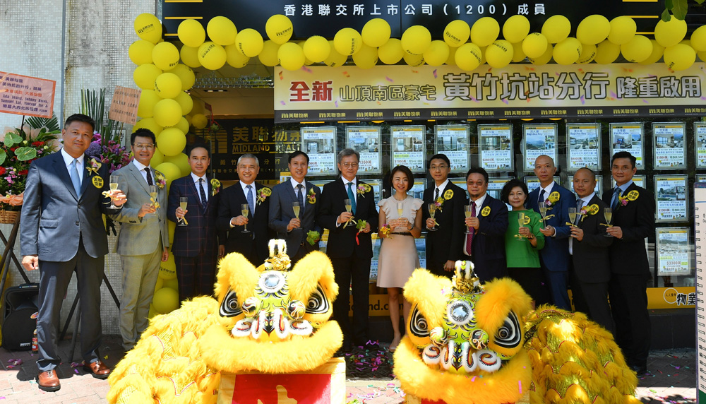 　　圖：趙國雄（中）指，集團下半年三盤出擊。旁為何家欣（右）及美聯物業住宅部行政總裁布少明