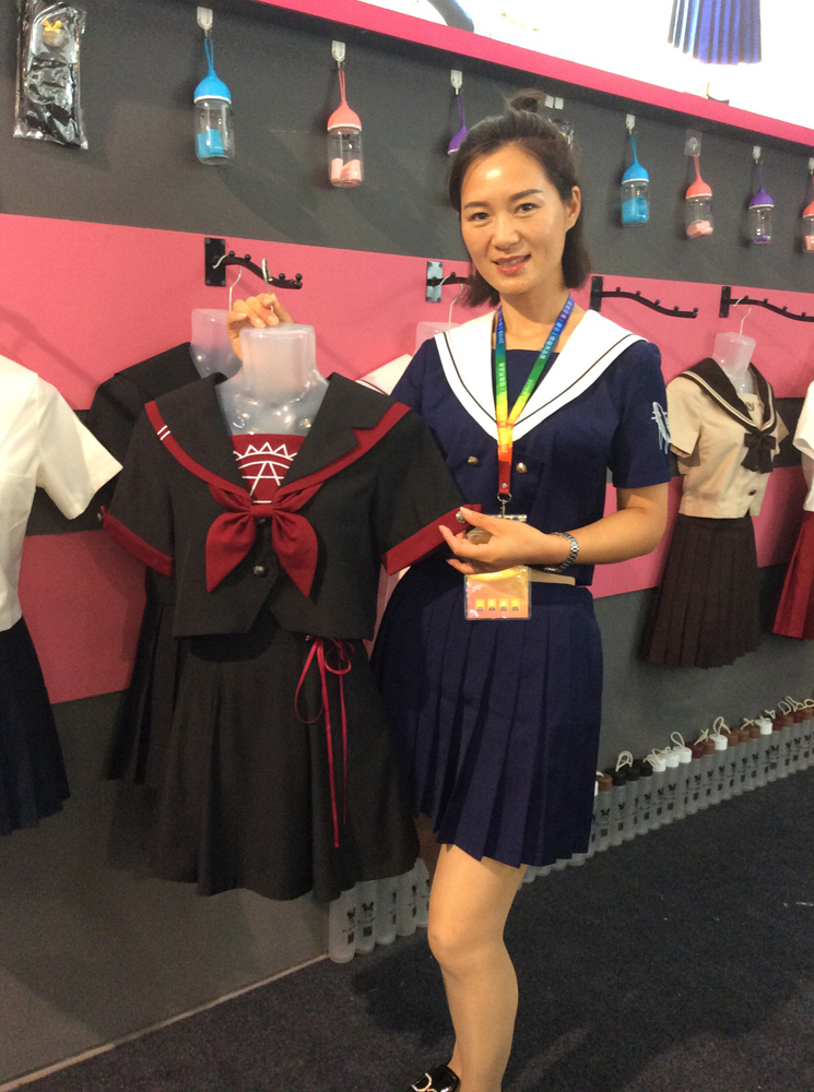 　　圖：近年賣出50萬套情趣水手服，萬瑾服飾有限公司的創始人陸長雲開心不已，僅手中這款日系JK制服學院風軟妹COS暗黑水手服長袖套裝就賣出4萬套