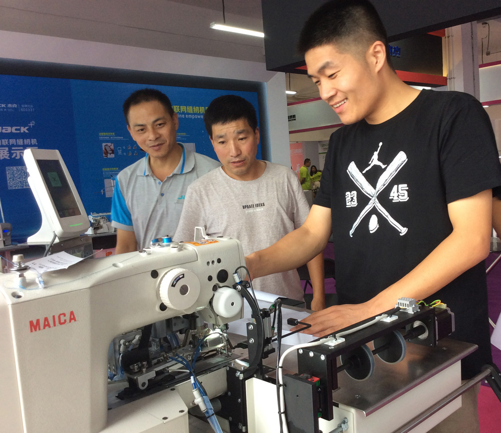 　　圖：物聯網縫紉機智能縫製設備在灌雲火爆熱銷
