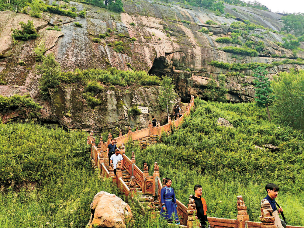　　圖：嗄仙洞其地峰巒層疊，樹木參天，松樺蔽日\大公報記者張帥攝