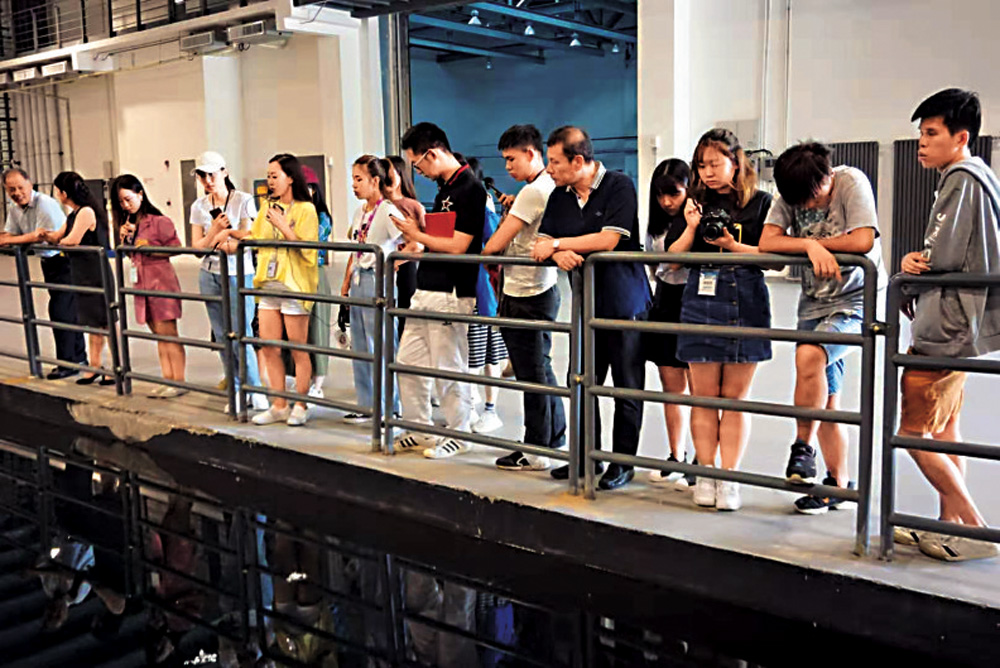 　　圖：香港傳媒學子參觀東方影都水下攝影棚\大公報實習記者劉藝瑜攝