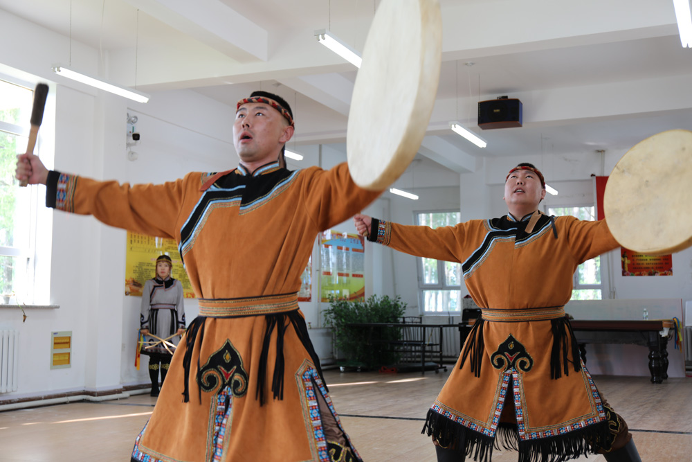 　　圖：古里鄉莫日根民間藝術團演出傳統節目\大公報記者王月攝