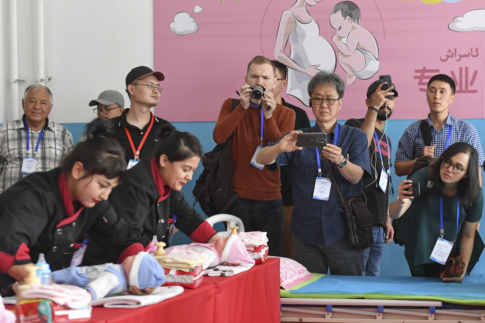 　　圖：7月20日，中外媒體採訪團記者在新疆墨玉縣職業技能教育培訓中心採訪拍攝/資料圖片