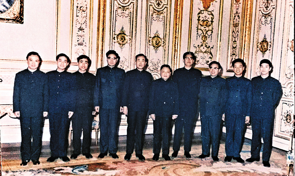 　　圖：1974年，鄧小平與駐法使館工作人員合影（左三為董津義）\受訪者供圖