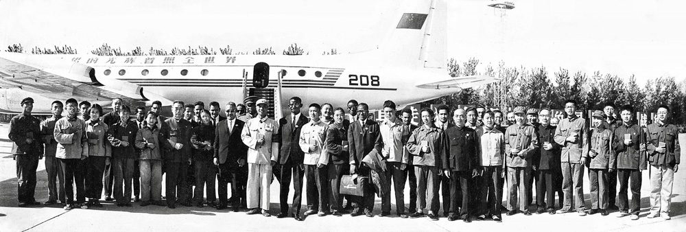 　　圖：一九六七年，董津義（左二）和同學們參加周恩來總理迎接外賓活動\受訪者供圖