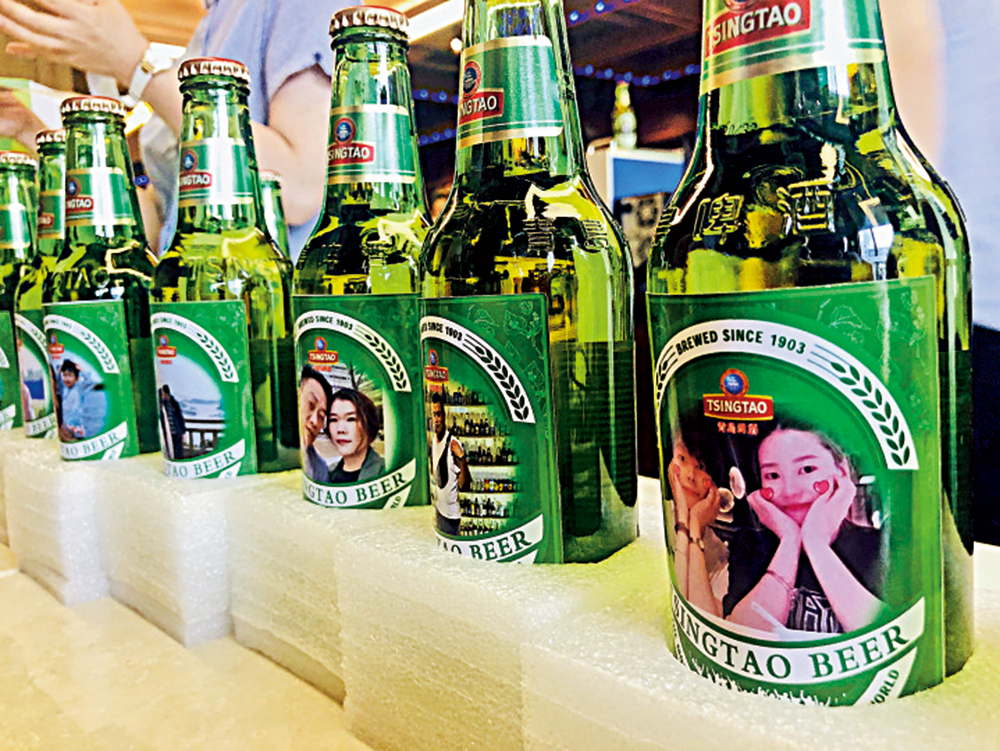 　　圖：青島啤酒博物館展出個性化定製啤酒\大公報記者丁春麗攝