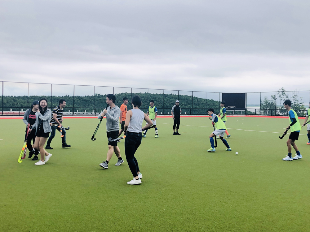 　　圖：香港學子與莫旗曲棍球青年隊現場比賽切磋\大公報實習記者宮鶴攝