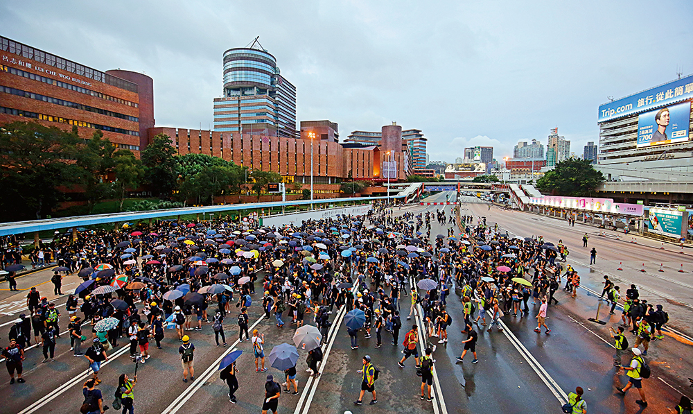 　　圖：激進示威者悍然用各種阻礙物堵塞紅磡海底隧道出入口，更成群結隊集結於紅隧出入口附近，堵塞香港最繁忙的交通要道。一度被驅散後，夜間又捲土重來