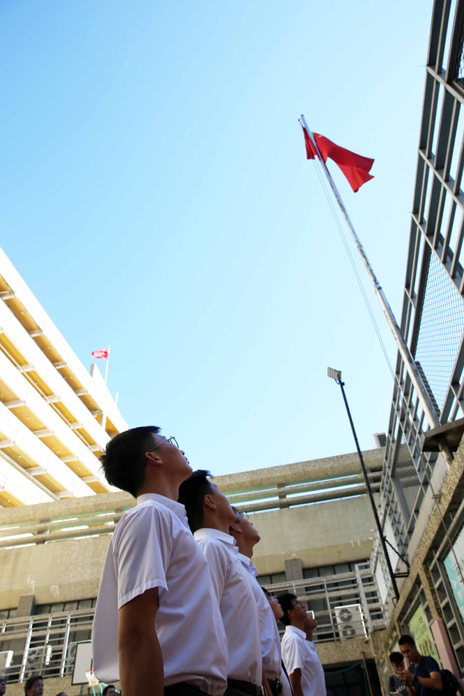 　　圖：香港培僑中學在學校內舉行升旗禮，師生們向莊嚴的國旗致敬\中通社