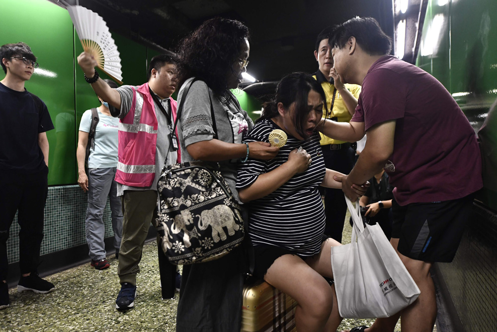 　　圖：因暴徒搞事，炮台山站一名孕婦候車太久，一度暈倒，其後送院\法新社