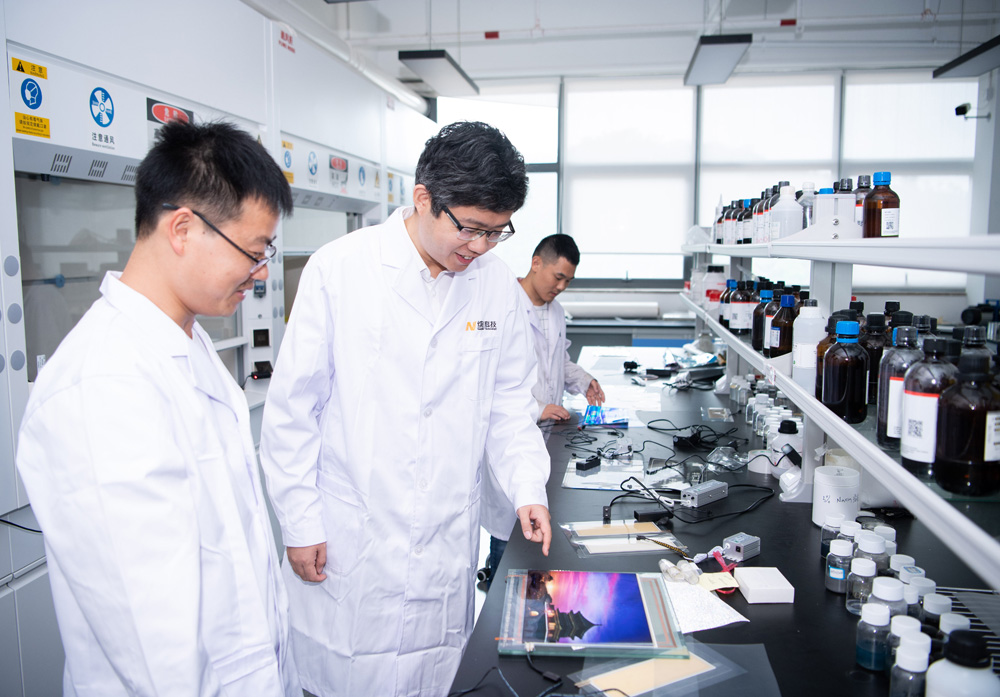 　　圖：大灣區為創新創業提供難得的機遇，眾多港澳青年創業者選擇在這裏落腳扎根。圖為澳門創業者雷震（中）在珠海的公司內研究柔性透明導電材料/資料圖片