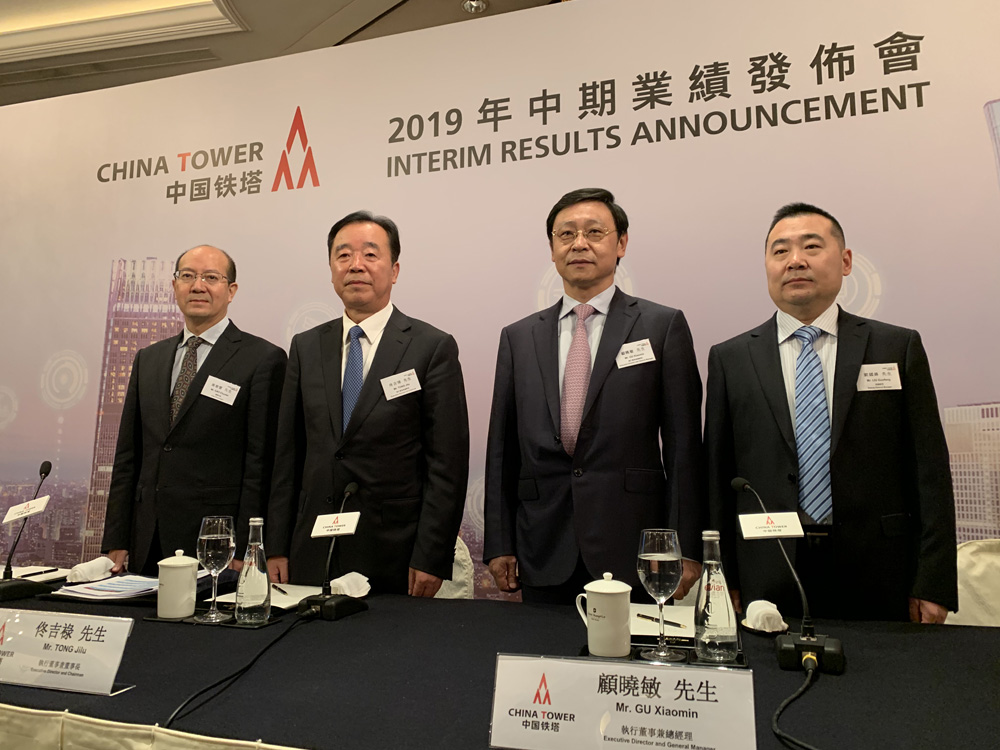 　　圖：（左起）鐵塔總會計師高春雷、董事長佟吉祿、總經理顧曉敏、副總經理劉國鋒出席業績記者會\大公報記者李潔儀攝