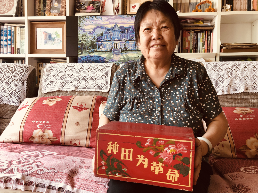 　　圖：高秀春和她陪嫁的梳妝盒\大公報記者丁春麗攝