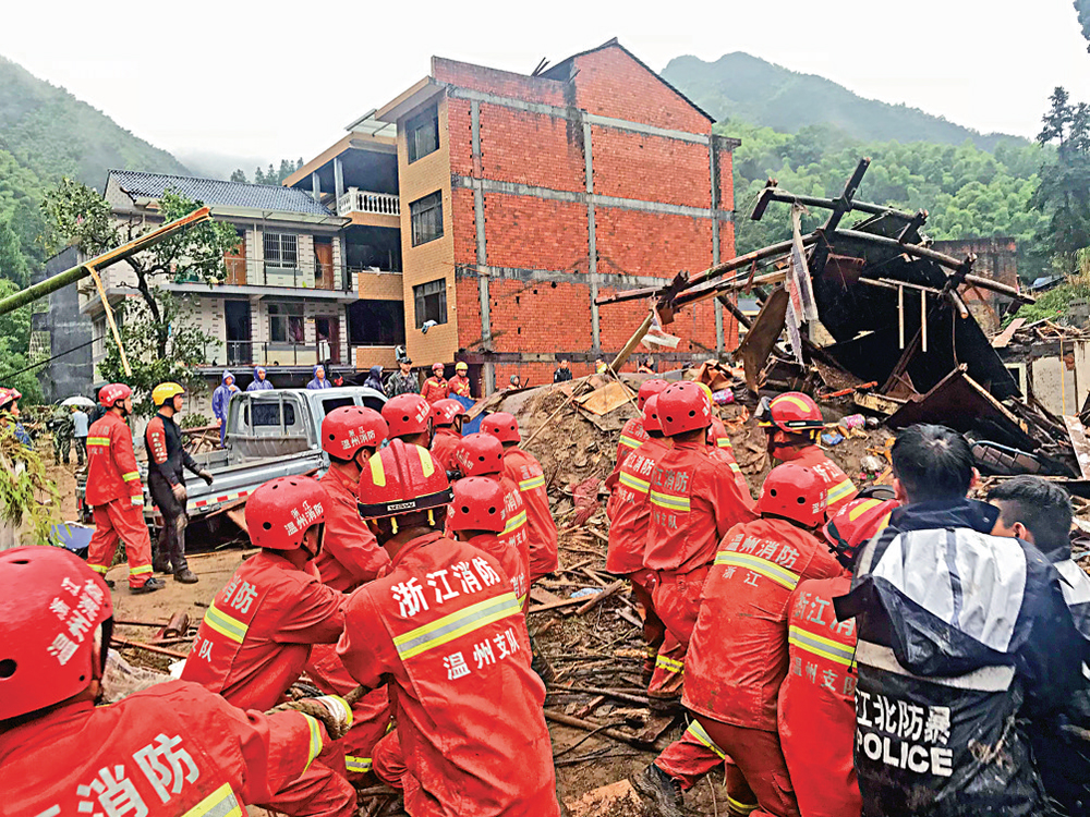 　　圖：10日，救援人員在浙江永嘉縣岩坦鎮山早村開展救援  新華社