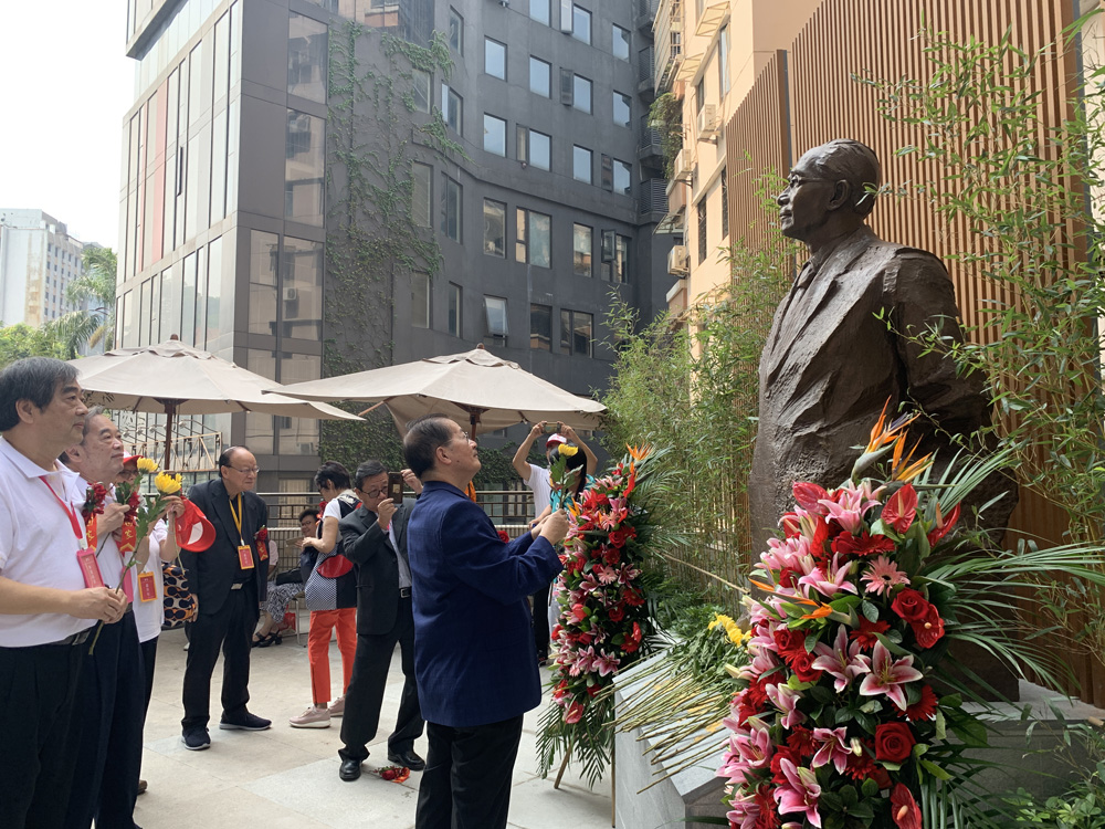 　　圖：參展畫家紛紛向高劍父紀念銅像前獻上鮮花以表敬意\大公報記者黃寶儀攝