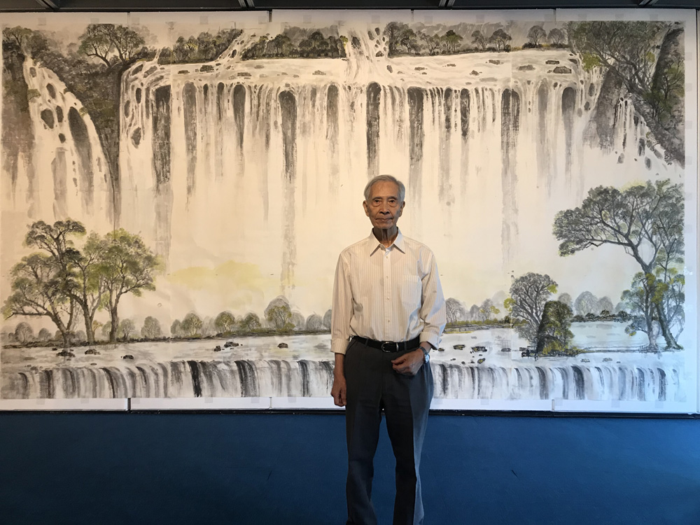 　　圖：符幹朝與寬六米、高三米的水墨畫展品\大公報記者徐小惠攝