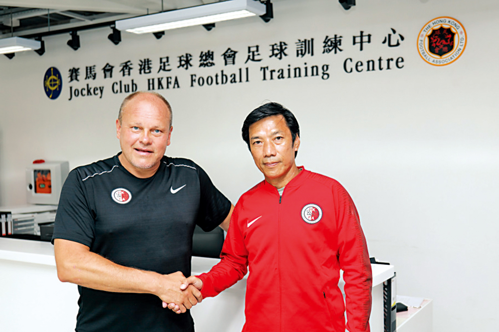 　　圖：朱志光（右）協助麥柏倫帶領港足\香港足總圖片