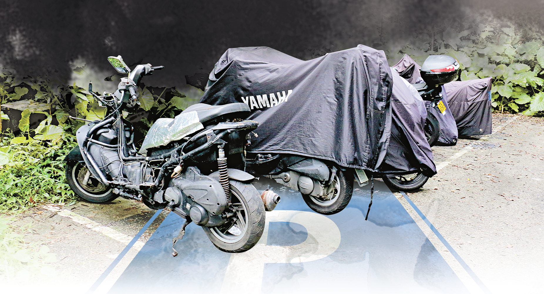 　　圖：將軍澳一帶有車頭及座椅已嚴重損毀的廢棄電單車霸佔車位