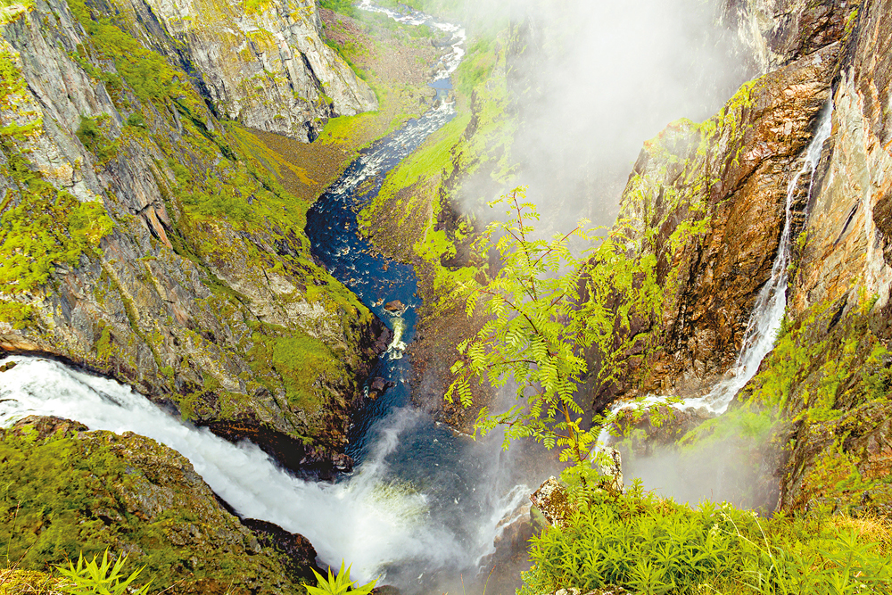 　　圖：Voringsfossen大瀑布從左右的山體飛瀉跌落深谷