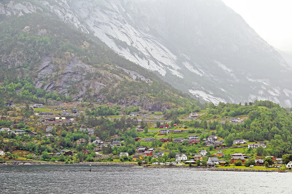 　　圖：哈當厄爾峽灣不少高壁下有漂亮的小村鎮