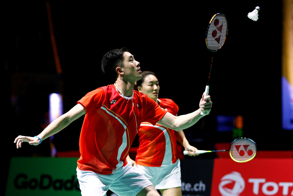 　　圖：鄧俊文（前）正手回球，後為謝影雪\路透社