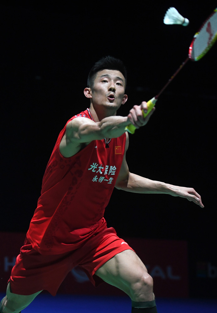 　　圖：中國選手諶龍在比賽中回球\新華社