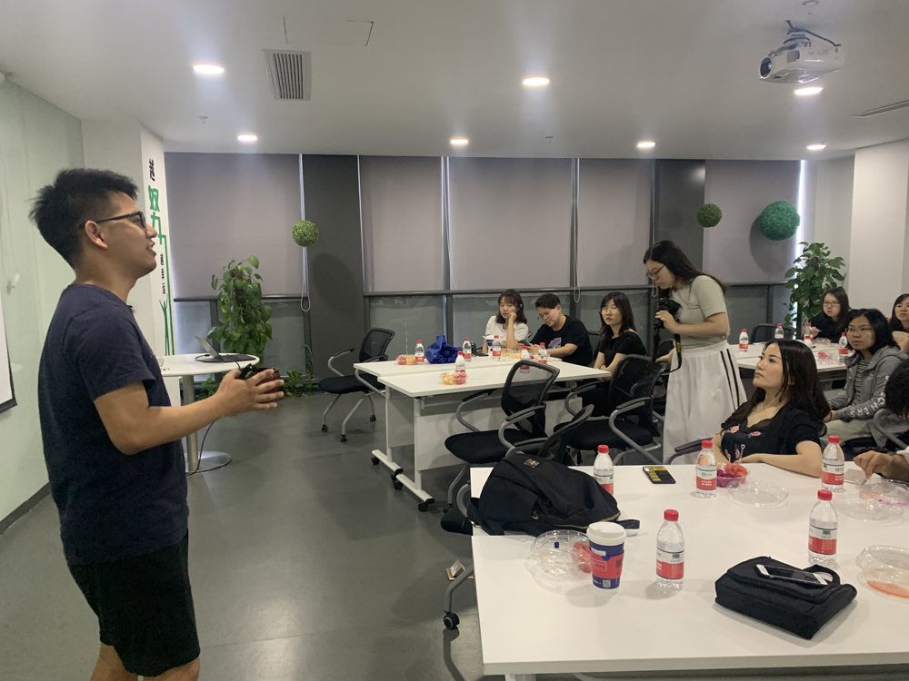 　　圖：港生在青團社聽鄧建波講自己的創業故事\大公報攝