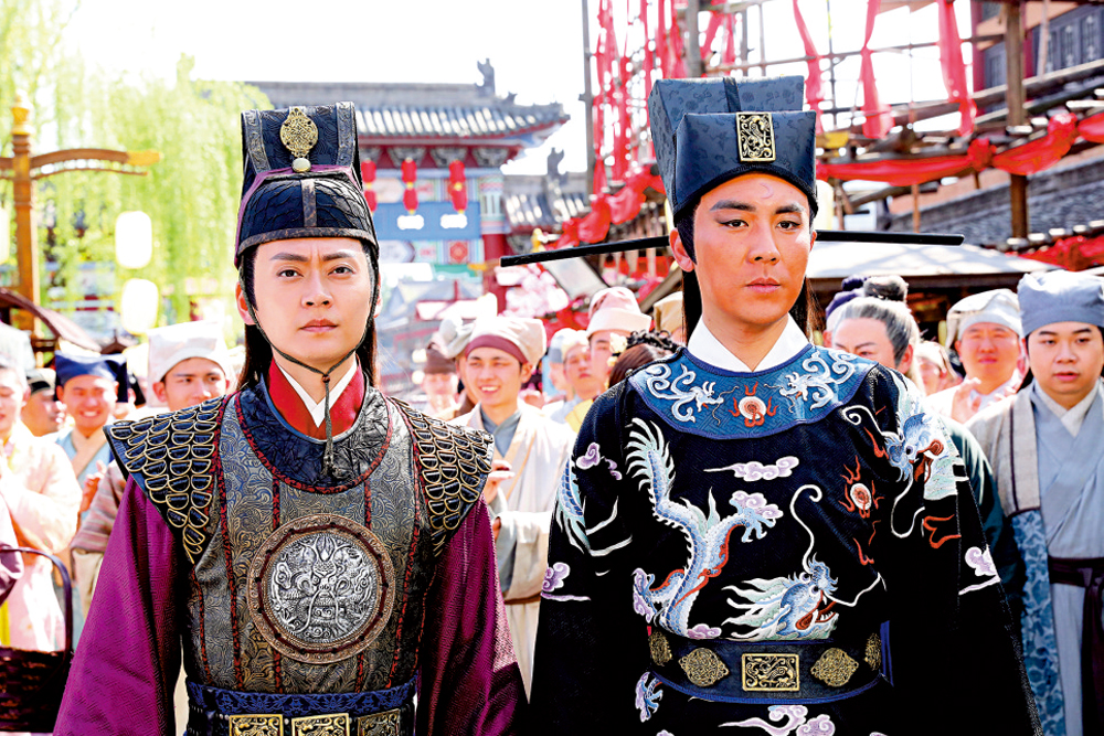 　　圖：張振朗（左）在《包青天再起風雲》中演展昭，輔助由譚俊彥飾演的包青天破案\無綫圖片