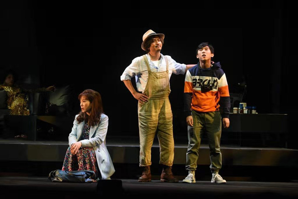 　　圖：舞台劇《但願人長久》劇照 謝君豪（中）、張可頤（左）、周漢寧飾演一家人