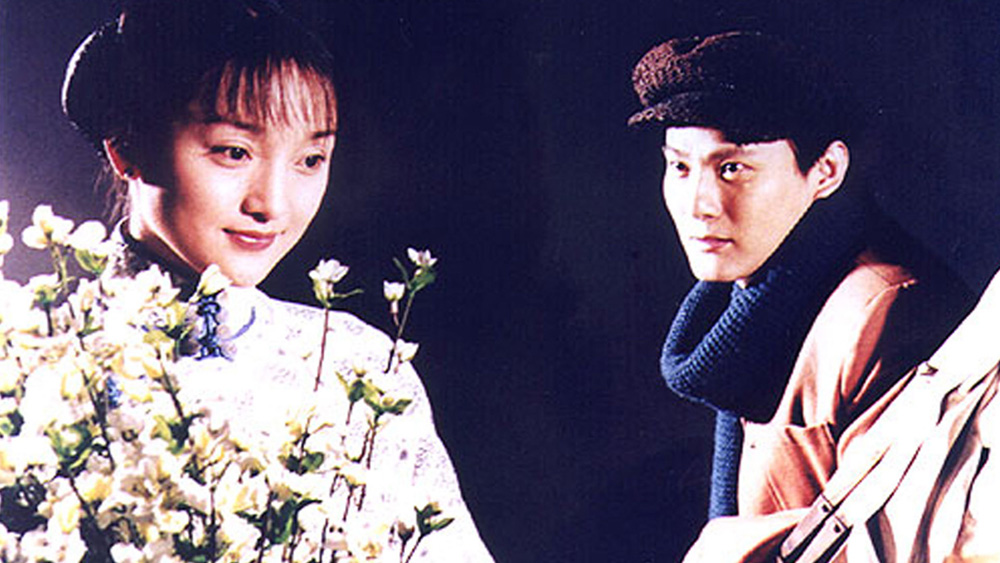 　　圖：以《停車暫借問》為藍本的電影《煙雨紅顏》，圖為主演周迅（左）與張信哲