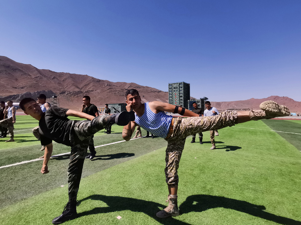 　　圖：中吉「合作-2019」聯合反恐演練期間，中吉雙方參演官兵交流搏擊訓練心得\資料圖片