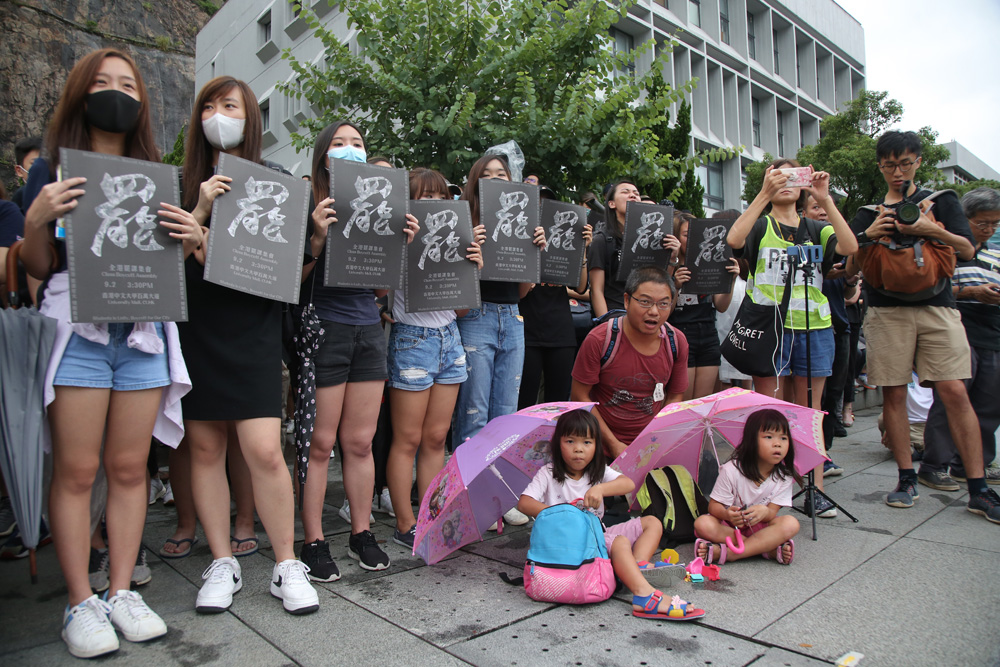 　　圖：有家長在開學日帶竟同稚女參與大學罷課活動\大公報記者攝