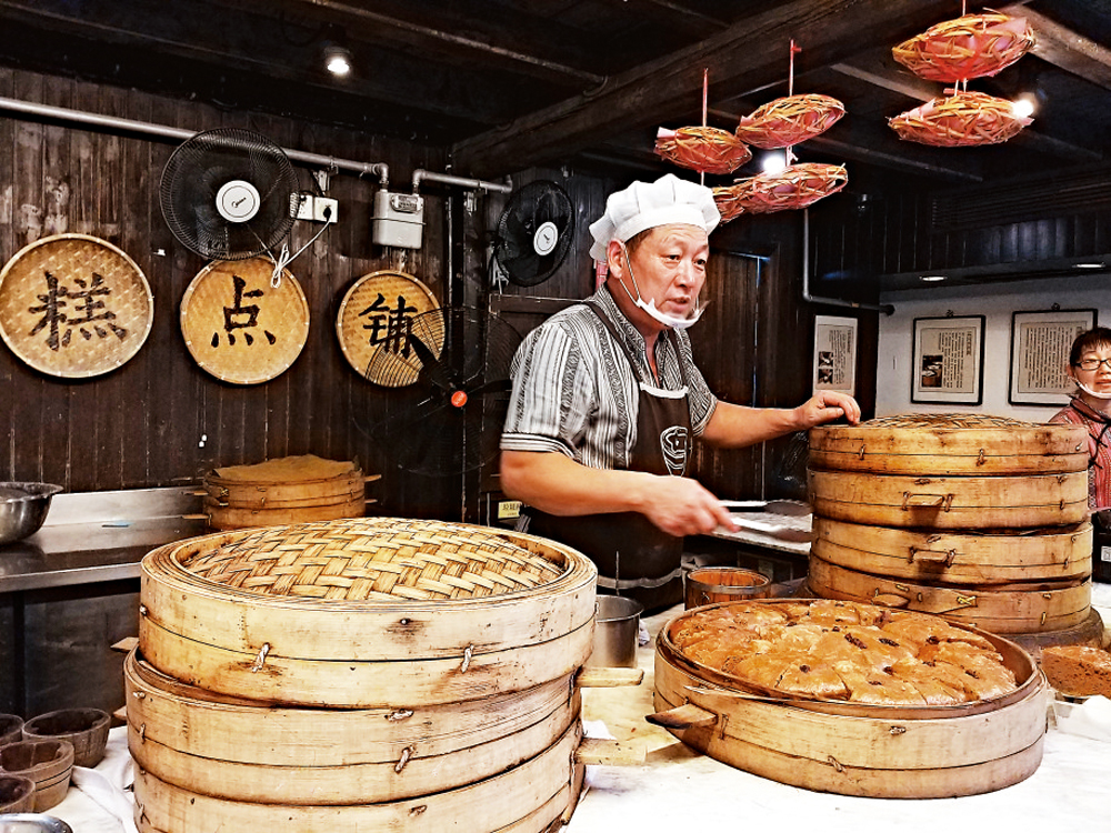 　　圖：譚師傅在製造糕點\大公報實習記者李雅婷攝