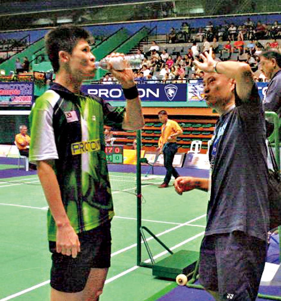 　　圖：李矛（右）將協助中國羽隊男單訓練\中新網