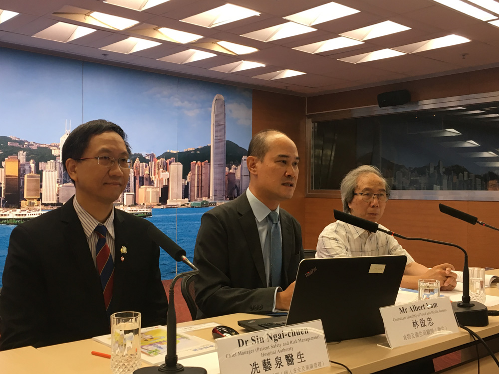 　　圖：政府建議就「預設醫療指示」進行立法，希望尊重病人自主權及保障醫護人員的法律責任，中為林啟忠，右為謝俊仁\ 大公報記者謝瑩瑩攝