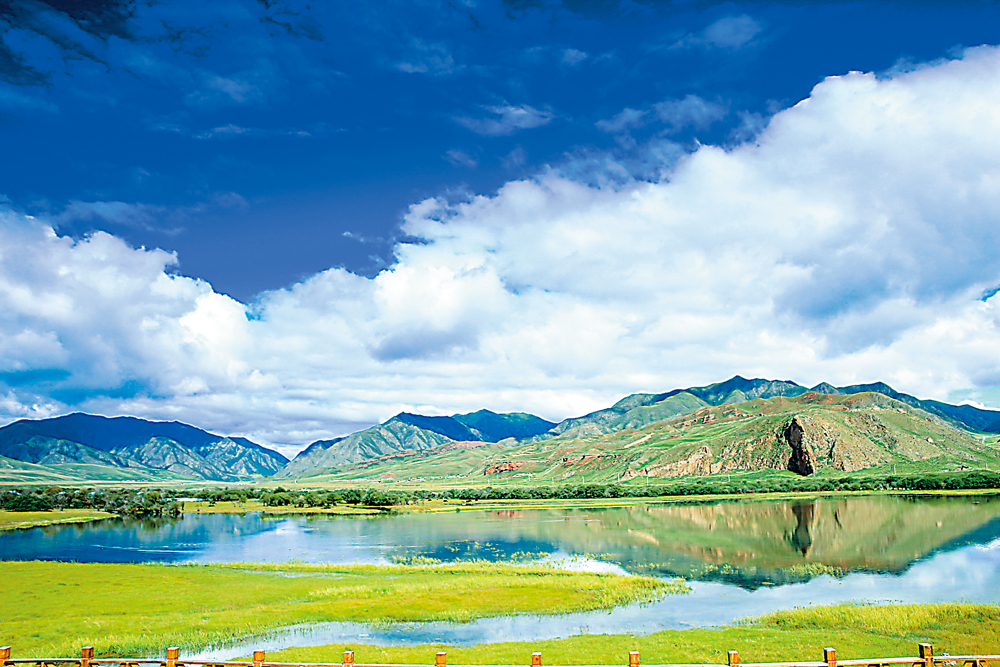 　　圖：甘南風景怡人，近年來旅遊業亦有長足發展