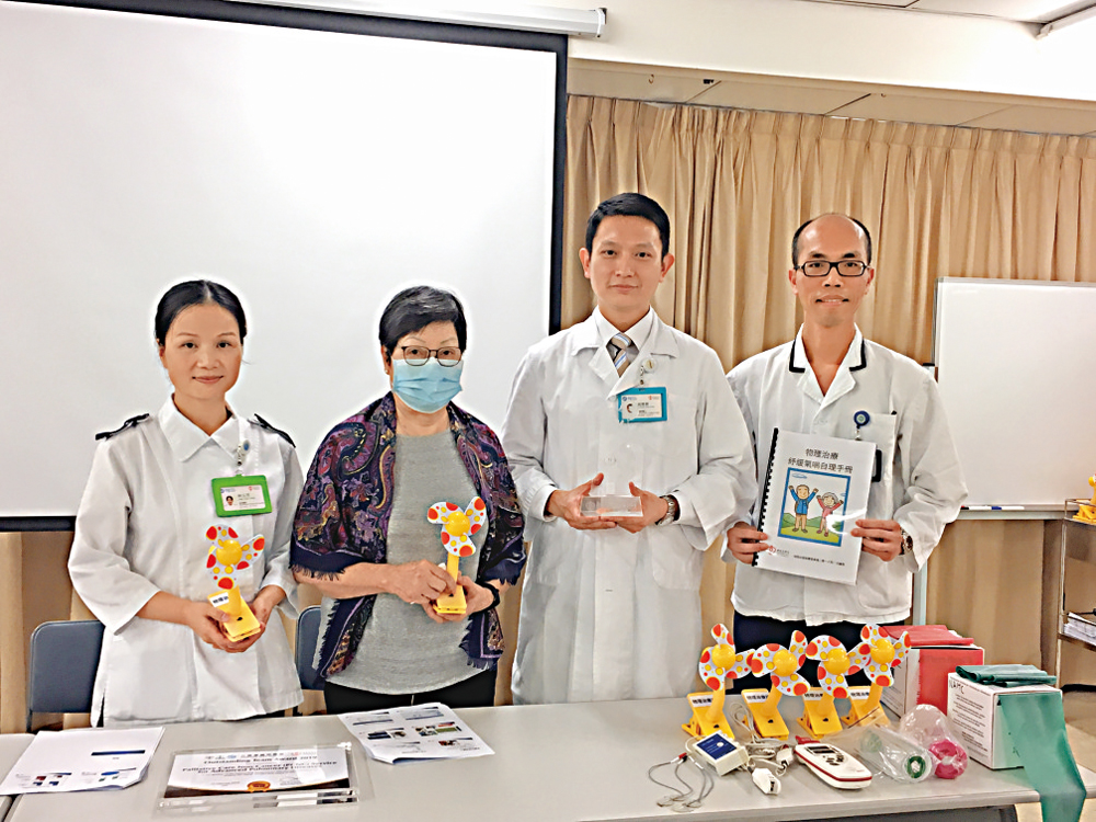 　　圖：左起：靈實醫院資深護師林玉芳、病患妻子林太、醫生吳常青、物理治療師楊天路\大公報記者謝瑩瑩攝