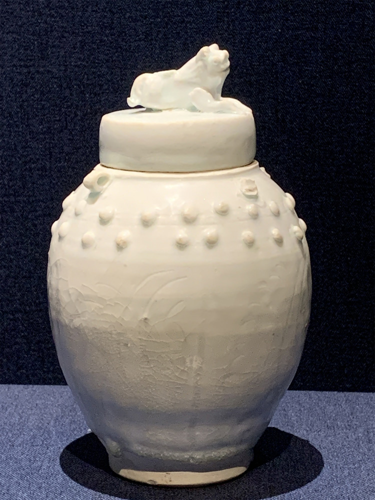 　　圖：德化窰青白釉刻花鼓釘紋四系獸鈕蓋罐  「南海1號」考古隊提供