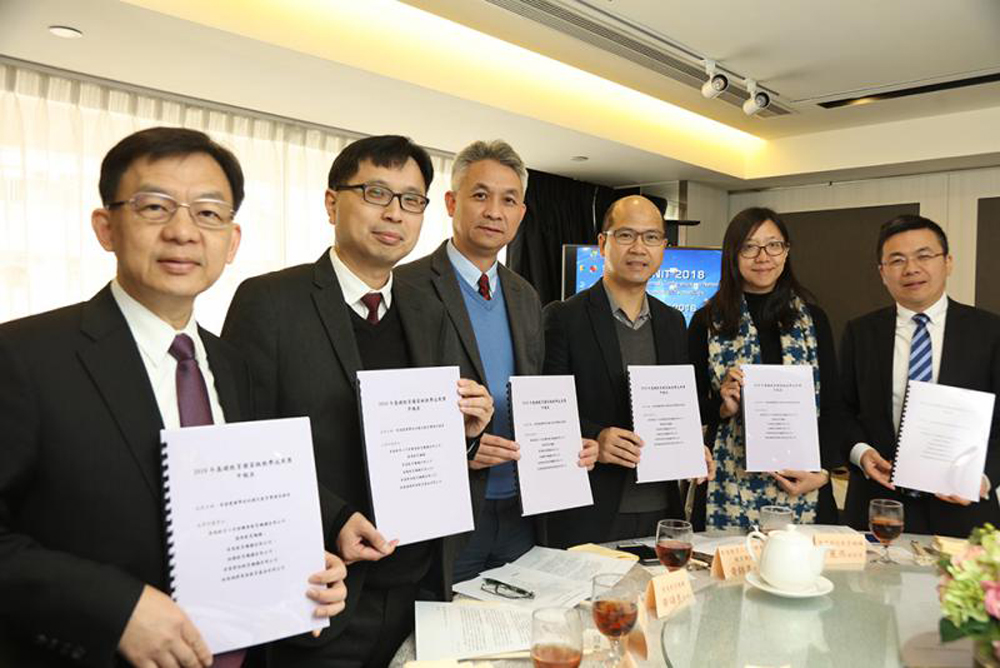 　　圖：香島中學校長黃頌良（左三）表示，獎項是國家對傳統愛國學校推行國民教育的肯定。圖為本年一月六機構代表收到消息時合影