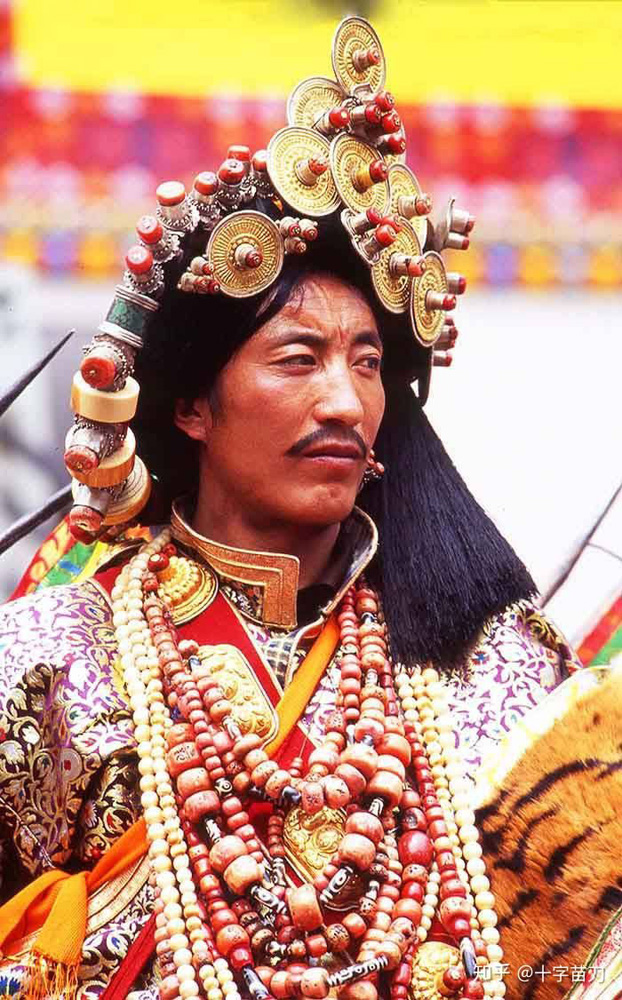 　　圖：康巴人衣飾頗特別/資料圖片