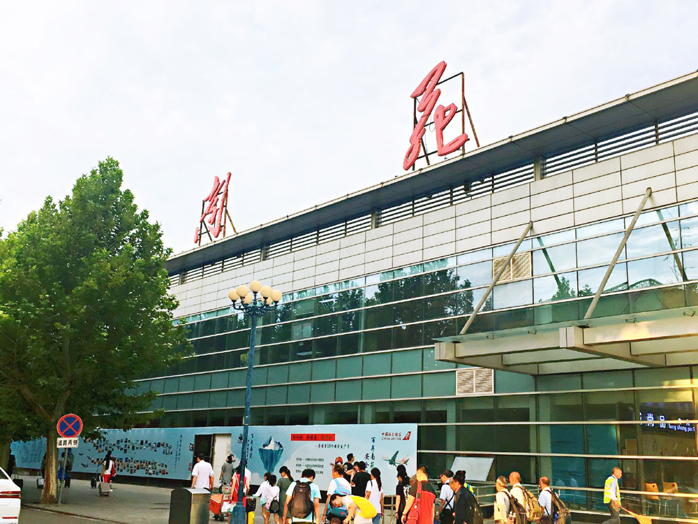 　　圖：南苑機場分別在2007年和2012年擴建航站樓。但與首都國際機場相比，南苑機場存在感仍然偏低。據資料顯示2017年首都國際機場吞吐量突破一億人次，而南苑機場的吞吐量僅為650萬人次，不及首都國際機場吞吐量的6.5%。